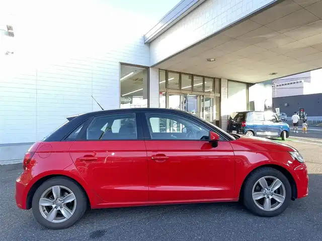 アウディ Ａ１ SB 1．0TFSI 長崎県 2017(平29)年 8.3万km ミサノレッドパールエフェクト 純正ナビ/・ワンセグ/DVD/CD/AM/FM/ステアリングリモコン/オートライト/電動格納ウィンカーミラー/オールオートパワーウィンドウ/前後クリアランスソナー/アイドリングストップ/フロアマット