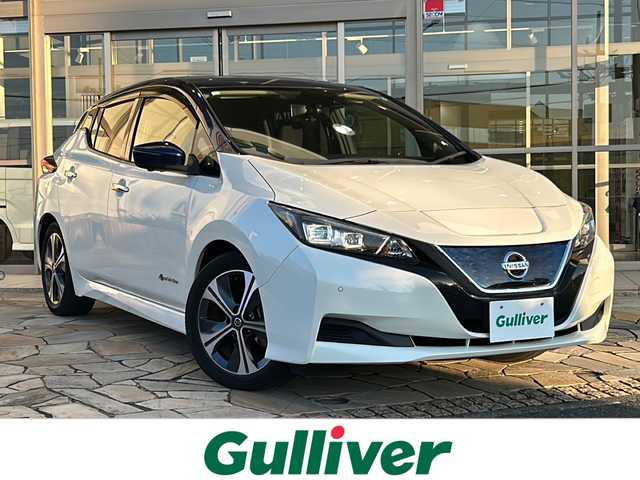 日産 リーフ X Vセレクション 静岡県 2020(令2)年 2.4万km ブリリアントホワイトパール/オーロラフレアブルーパール 2トーン 純正メモリナビ/・フルセグＴＶ/・Bluetooth/・USB/・HDMI/・AM/・FM/主要装備/・プロパイロット/・衝突軽減/・レーンキープ/・追従クルコン/・BSM/・コーナーセンサー前後/・全方位カメラ/・ETC2.0/・ドラレコ前/・シートヒーターD/N席/・デジタルインナーミラー/・純正フロアマット/・純正アルミホイール/・LEDヘッドライト/・オートハイビーム