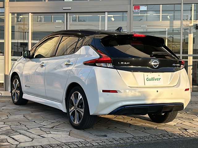 日産 リーフ X Vセレクション 静岡県 2020(令2)年 2.4万km ブリリアントホワイトパール/オーロラフレアブルーパール 2トーン 純正メモリナビ/・フルセグＴＶ/・Bluetooth/・USB/・HDMI/・AM/・FM/主要装備/・プロパイロット/・衝突軽減/・レーンキープ/・追従クルコン/・BSM/・コーナーセンサー前後/・全方位カメラ/・ETC2.0/・ドラレコ前/・シートヒーターD/N席/・デジタルインナーミラー/・純正フロアマット/・純正アルミホイール/・LEDヘッドライト/・オートハイビーム