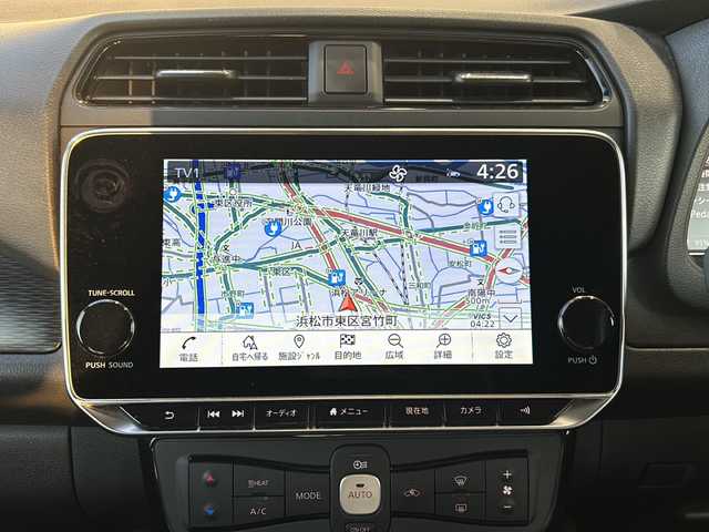 日産 リーフ X Vセレクション 静岡県 2020(令2)年 2.4万km ブリリアントホワイトパール/オーロラフレアブルーパール 2トーン 純正メモリナビ/・フルセグＴＶ/・Bluetooth/・USB/・HDMI/・AM/・FM/主要装備/・プロパイロット/・衝突軽減/・レーンキープ/・追従クルコン/・BSM/・コーナーセンサー前後/・全方位カメラ/・ETC2.0/・ドラレコ前/・シートヒーターD/N席/・デジタルインナーミラー/・純正フロアマット/・純正アルミホイール/・LEDヘッドライト/・オートハイビーム