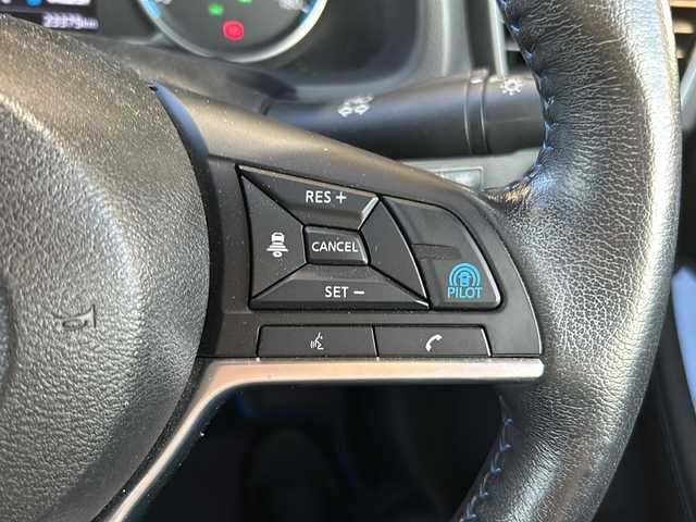 日産 リーフ X Vセレクション 静岡県 2020(令2)年 2.4万km ブリリアントホワイトパール/オーロラフレアブルーパール 2トーン 純正メモリナビ/・フルセグＴＶ/・Bluetooth/・USB/・HDMI/・AM/・FM/主要装備/・プロパイロット/・衝突軽減/・レーンキープ/・追従クルコン/・BSM/・コーナーセンサー前後/・全方位カメラ/・ETC2.0/・ドラレコ前/・シートヒーターD/N席/・デジタルインナーミラー/・純正フロアマット/・純正アルミホイール/・LEDヘッドライト/・オートハイビーム