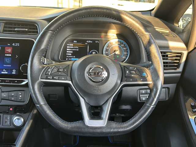 日産 リーフ X Vセレクション 静岡県 2020(令2)年 2.4万km ブリリアントホワイトパール/オーロラフレアブルーパール 2トーン 純正メモリナビ/・フルセグＴＶ/・Bluetooth/・USB/・HDMI/・AM/・FM/主要装備/・プロパイロット/・衝突軽減/・レーンキープ/・追従クルコン/・BSM/・コーナーセンサー前後/・全方位カメラ/・ETC2.0/・ドラレコ前/・シートヒーターD/N席/・デジタルインナーミラー/・純正フロアマット/・純正アルミホイール/・LEDヘッドライト/・オートハイビーム