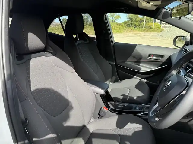 トヨタ カローラ スポーツ ハイブリッドG Z 兵庫県 2025(令7)年 1.2万km パール 純正ナビ/フルセグTV/バックカメラ/Bluetooth接続可/ビルトインETC2.0/ドライブレコーダー/シートヒーター前2席/AUTOハイビーム/AUTOライト/LEDヘッドライト/LEDフォグランプ/トヨターセーフティセンス/レーダークルーズコントロール/レーンキープアシスト/パーキングセンサー前後/純正18インチAW