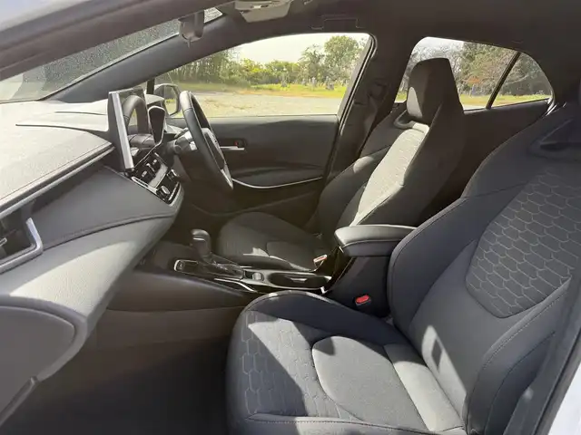 トヨタ カローラ スポーツ ハイブリッドG Z 兵庫県 2025(令7)年 1.2万km パール 純正ナビ/フルセグTV/バックカメラ/Bluetooth接続可/ビルトインETC2.0/ドライブレコーダー/シートヒーター前2席/AUTOハイビーム/AUTOライト/LEDヘッドライト/LEDフォグランプ/トヨターセーフティセンス/レーダークルーズコントロール/レーンキープアシスト/パーキングセンサー前後/純正18インチAW