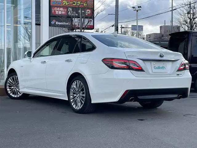 トヨタ クラウン ハイブリッド S Four 道央・札幌 2019(令1)年 6.2万km ホワイトパールクリスタルシャイン ・4WD/・衝突軽減ブレーキ/・寒冷地仕様/・純正ナビ/CD&DVD&BT&フルセグTV/・バックカメラ/・ハーフレザー/・前席シートヒーター/・ステアリングヒーター/・パドルシフト/・ハンズフリー/・前方ドライブレコーダー/・前後コーナーセンサー/・クリアランスソナー(後ろのみ)/・ビルトインETC/・置くだけ充電/・ABS/・横滑り防止装置/・レーンキープアシスト/・盗難防止装置/・オートリトラミラー/・オートライト/・LEDヘッドライト/・純正フロアマット/・スペアキー/・保証書/・取扱説明書