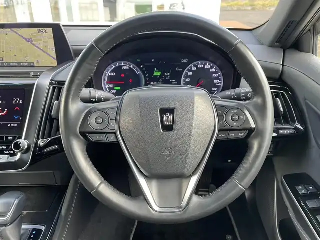 トヨタ クラウン ハイブリッド S Four 道央・札幌 2019(令1)年 6.2万km ホワイトパールクリスタルシャイン ・4WD/・衝突軽減ブレーキ/・寒冷地仕様/・純正ナビ/CD&DVD&BT&フルセグTV/・バックカメラ/・ハーフレザー/・前席シートヒーター/・ステアリングヒーター/・パドルシフト/・ハンズフリー/・前方ドライブレコーダー/・前後コーナーセンサー/・クリアランスソナー(後ろのみ)/・ビルトインETC/・置くだけ充電/・ABS/・横滑り防止装置/・レーンキープアシスト/・盗難防止装置/・オートリトラミラー/・オートライト/・LEDヘッドライト/・純正フロアマット/・スペアキー/・保証書/・取扱説明書