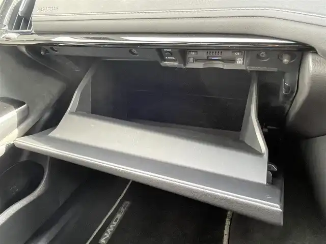 トヨタ クラウン ハイブリッド S Four 道央・札幌 2019(令1)年 6.2万km ホワイトパールクリスタルシャイン ・4WD/・衝突軽減ブレーキ/・寒冷地仕様/・純正ナビ/CD&DVD&BT&フルセグTV/・バックカメラ/・ハーフレザー/・前席シートヒーター/・ステアリングヒーター/・パドルシフト/・ハンズフリー/・前方ドライブレコーダー/・前後コーナーセンサー/・クリアランスソナー(後ろのみ)/・ビルトインETC/・置くだけ充電/・ABS/・横滑り防止装置/・レーンキープアシスト/・盗難防止装置/・オートリトラミラー/・オートライト/・LEDヘッドライト/・純正フロアマット/・スペアキー/・保証書/・取扱説明書