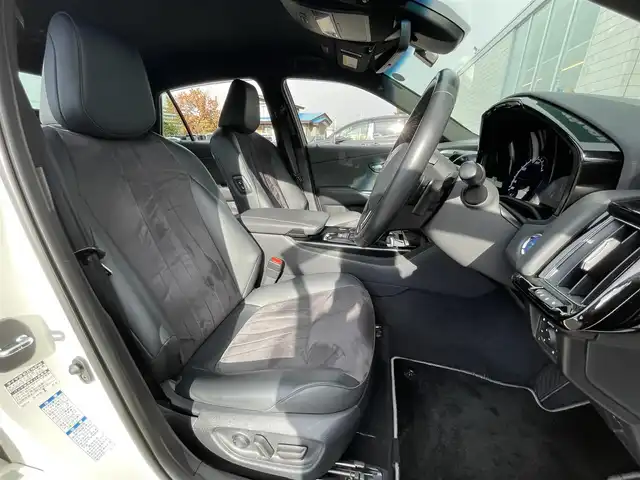 トヨタ クラウン ハイブリッド S Four 道央・札幌 2019(令1)年 6.2万km ホワイトパールクリスタルシャイン ・4WD/・衝突軽減ブレーキ/・寒冷地仕様/・純正ナビ/CD&DVD&BT&フルセグTV/・バックカメラ/・ハーフレザー/・前席シートヒーター/・ステアリングヒーター/・パドルシフト/・ハンズフリー/・前方ドライブレコーダー/・前後コーナーセンサー/・クリアランスソナー(後ろのみ)/・ビルトインETC/・置くだけ充電/・ABS/・横滑り防止装置/・レーンキープアシスト/・盗難防止装置/・オートリトラミラー/・オートライト/・LEDヘッドライト/・純正フロアマット/・スペアキー/・保証書/・取扱説明書