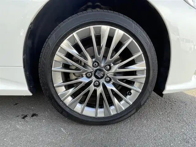 トヨタ クラウン ハイブリッド S Four 道央・札幌 2019(令1)年 6.2万km ホワイトパールクリスタルシャイン ・4WD/・衝突軽減ブレーキ/・寒冷地仕様/・純正ナビ/CD&DVD&BT&フルセグTV/・バックカメラ/・ハーフレザー/・前席シートヒーター/・ステアリングヒーター/・パドルシフト/・ハンズフリー/・前方ドライブレコーダー/・前後コーナーセンサー/・クリアランスソナー(後ろのみ)/・ビルトインETC/・置くだけ充電/・ABS/・横滑り防止装置/・レーンキープアシスト/・盗難防止装置/・オートリトラミラー/・オートライト/・LEDヘッドライト/・純正フロアマット/・スペアキー/・保証書/・取扱説明書