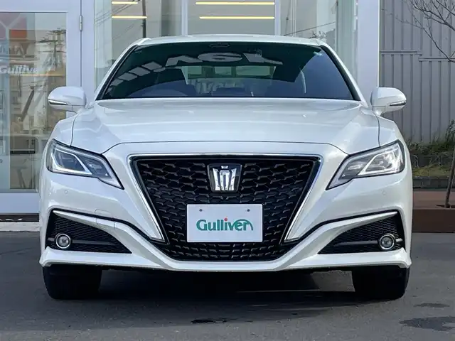 トヨタ クラウン ハイブリッド S Four 道央・札幌 2019(令1)年 6.2万km ホワイトパールクリスタルシャイン ・4WD/・衝突軽減ブレーキ/・寒冷地仕様/・純正ナビ/CD&DVD&BT&フルセグTV/・バックカメラ/・ハーフレザー/・前席シートヒーター/・ステアリングヒーター/・パドルシフト/・ハンズフリー/・前方ドライブレコーダー/・前後コーナーセンサー/・クリアランスソナー(後ろのみ)/・ビルトインETC/・置くだけ充電/・ABS/・横滑り防止装置/・レーンキープアシスト/・盗難防止装置/・オートリトラミラー/・オートライト/・LEDヘッドライト/・純正フロアマット/・スペアキー/・保証書/・取扱説明書