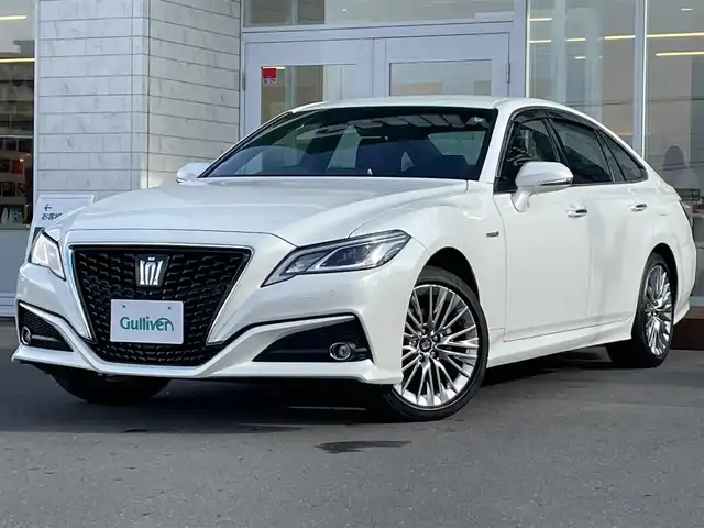 トヨタ クラウン ハイブリッド S Four 道央・札幌 2019(令1)年 6.2万km ホワイトパールクリスタルシャイン ・4WD/・衝突軽減ブレーキ/・寒冷地仕様/・純正ナビ/CD&DVD&BT&フルセグTV/・バックカメラ/・ハーフレザー/・前席シートヒーター/・ステアリングヒーター/・パドルシフト/・ハンズフリー/・前方ドライブレコーダー/・前後コーナーセンサー/・クリアランスソナー(後ろのみ)/・ビルトインETC/・置くだけ充電/・ABS/・横滑り防止装置/・レーンキープアシスト/・盗難防止装置/・オートリトラミラー/・オートライト/・LEDヘッドライト/・純正フロアマット/・スペアキー/・保証書/・取扱説明書