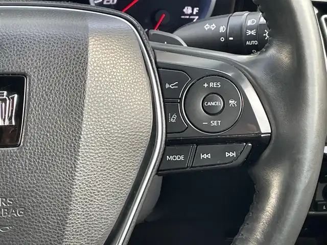 トヨタ クラウン ハイブリッド S Four 道央・札幌 2019(令1)年 6.2万km ホワイトパールクリスタルシャイン ・4WD/・衝突軽減ブレーキ/・寒冷地仕様/・純正ナビ/CD&DVD&BT&フルセグTV/・バックカメラ/・ハーフレザー/・前席シートヒーター/・ステアリングヒーター/・パドルシフト/・ハンズフリー/・前方ドライブレコーダー/・前後コーナーセンサー/・クリアランスソナー(後ろのみ)/・ビルトインETC/・置くだけ充電/・ABS/・横滑り防止装置/・レーンキープアシスト/・盗難防止装置/・オートリトラミラー/・オートライト/・LEDヘッドライト/・純正フロアマット/・スペアキー/・保証書/・取扱説明書