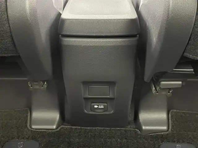 トヨタ ヴォクシー ハイブリッド S－Z 大分県 2023(令5)年 4.5万km アティチュードブラックマイカ 純正ディスプレイオーディオ/CD/DVD/BT/フルセグTV（キャンセラー付き）/純正フリップダウンモニター/ETC2.0 /快適利便パッケージHigh/・ハンズフリースライドドア/・パワーバックドア/・全席シートヒーター/・ステアリングヒーター/・オットマン/電動パーキング/オートブレーキホールド/両側パワースライドドア/トヨタセーフティセンス/ブラインドスポットモニター/クリアランスソナー/ステアリングヒーター/オートハイビーム/LEDヘッドライト/ドライブレコーダー