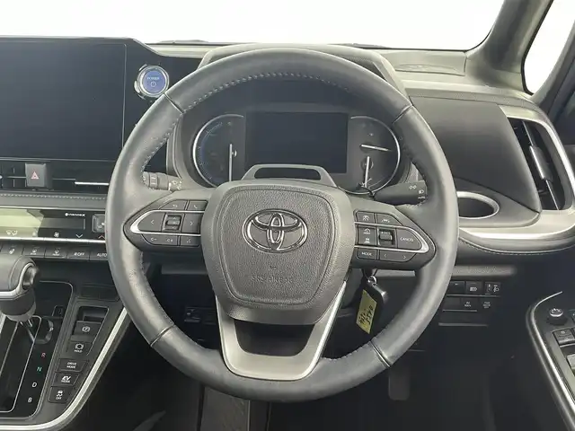 トヨタ ヴォクシー ハイブリッド S－Z 大分県 2023(令5)年 4.5万km アティチュードブラックマイカ 純正ディスプレイオーディオ/CD/DVD/BT/フルセグTV（キャンセラー付き）/純正フリップダウンモニター/ETC2.0 /快適利便パッケージHigh/・ハンズフリースライドドア/・パワーバックドア/・全席シートヒーター/・ステアリングヒーター/・オットマン/電動パーキング/オートブレーキホールド/両側パワースライドドア/トヨタセーフティセンス/ブラインドスポットモニター/クリアランスソナー/ステアリングヒーター/オートハイビーム/LEDヘッドライト/ドライブレコーダー