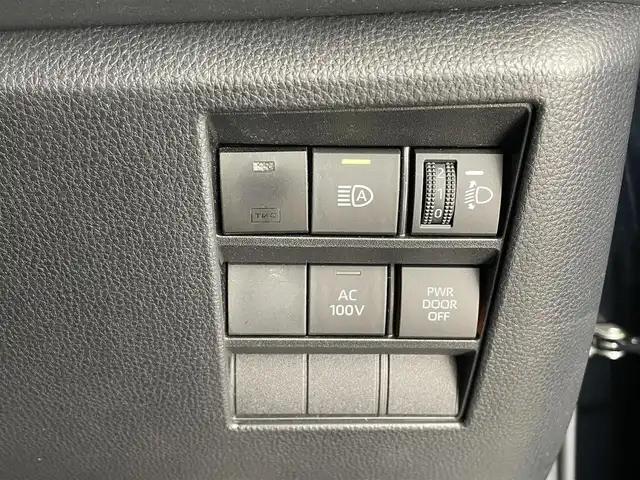 トヨタ ヴォクシー ハイブリッド S－Z 大分県 2023(令5)年 4.5万km アティチュードブラックマイカ 純正ディスプレイオーディオ/CD/DVD/BT/フルセグTV（キャンセラー付き）/純正フリップダウンモニター/ETC2.0 /快適利便パッケージHigh/・ハンズフリースライドドア/・パワーバックドア/・全席シートヒーター/・ステアリングヒーター/・オットマン/電動パーキング/オートブレーキホールド/両側パワースライドドア/トヨタセーフティセンス/ブラインドスポットモニター/クリアランスソナー/ステアリングヒーター/オートハイビーム/LEDヘッドライト/ドライブレコーダー