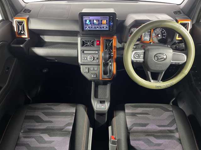 ダイハツ タフト G 神奈川県 2022(令4)年 0.8万km フォレストカーキメタリック ガラスルーフ/純正メモリーナビ【NMZK-W72D】/AM　FM　フルセグ　DVD　CD　USB　SD　Bluetooth/バックカメラ/スマートアシスト/前席シートヒーター/ビルトインETC/ナビ連動前後ドライブレコーダー/革巻ステアリング/ステアリングリモコン/ブレーキホールド/ISOFIX対応/フロアマット/スマートキー×2/保証書/取扱説明書/LEDヘッドライト/フォグランプ/ルーフレール/純正15インチAW/ドアバイザー/先行車発進お知らせ/衝突警報/車線逸脱警報/標識認識/ふらつき警報/謝前逸脱抑制/LKC（レーンキープコントロール）