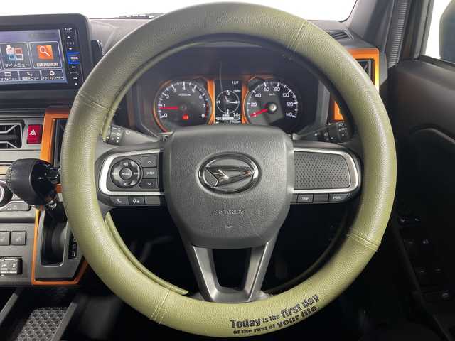 ダイハツ タフト G 神奈川県 2022(令4)年 0.8万km フォレストカーキメタリック ガラスルーフ/純正メモリーナビ【NMZK-W72D】/AM　FM　フルセグ　DVD　CD　USB　SD　Bluetooth/バックカメラ/スマートアシスト/前席シートヒーター/ビルトインETC/ナビ連動前後ドライブレコーダー/革巻ステアリング/ステアリングリモコン/ブレーキホールド/ISOFIX対応/フロアマット/スマートキー×2/保証書/取扱説明書/LEDヘッドライト/フォグランプ/ルーフレール/純正15インチAW/ドアバイザー/先行車発進お知らせ/衝突警報/車線逸脱警報/標識認識/ふらつき警報/謝前逸脱抑制/LKC（レーンキープコントロール）