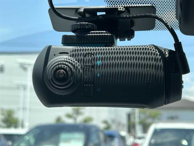 トヨタ プリウス ＰＨＶ A プレミアム 岡山県 2020(令2)年 7.9万km アティチュードブラックマイカ 登録時走行距離78324km/純正9インチナビ/全方位カメラ/フルセグTV/(AM.FM.CD.DVD.TV)/トヨタセーフティセンス/ブラインドスポットモニター/ドライブレコーダー/ＥＴＣ２．０/レーダークルーズコントロール/シートヒーター/シートベンチレーション/純正17インチAW/レザーシート/パーキングアシスト/レーンキープアシスト/ヘッドアップディスプレイ/オートマチックハイビーム/LEDヘッドランプ/LEDフォグランプ/ワイヤレス充電/電動格納ウインカーミラー