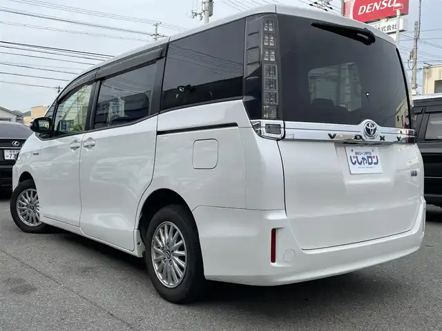 トヨタ ヴォクシー ハイブリッド X 兵庫県 2014(平26)年 11.7万km ホワイトパールクリスタルシャイン (株)IDOMが運営する【じしゃロン姫路店】の自社ローン専用車両になります。こちらは現金またはオートローンご利用時の価格です。自社ローンご希望の方は別途その旨お申付け下さい/純正ナビ/・ワンセグ/・Bluetooth/・CD/DVD/・FM/AM/バックカメラ/ビルトインETC/プリクラッシュセーフティ/デュアルオートエアコン/片側パワースライド/スマートキー/電動格納ミラー/フロアマット/ドアバイザー/ステアリングリモコン