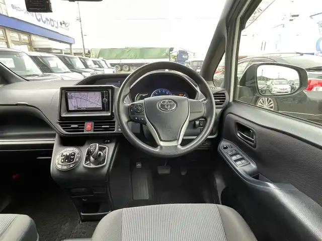 トヨタ ヴォクシー ハイブリッド X 兵庫県 2014(平26)年 11.7万km ホワイトパールクリスタルシャイン (株)IDOMが運営する【じしゃロン姫路店】の自社ローン専用車両になります。こちらは現金またはオートローンご利用時の価格です。自社ローンご希望の方は別途その旨お申付け下さい/純正ナビ/・ワンセグ/・Bluetooth/・CD/DVD/・FM/AM/バックカメラ/ビルトインETC/プリクラッシュセーフティ/デュアルオートエアコン/片側パワースライド/スマートキー/電動格納ミラー/フロアマット/ドアバイザー/ステアリングリモコン