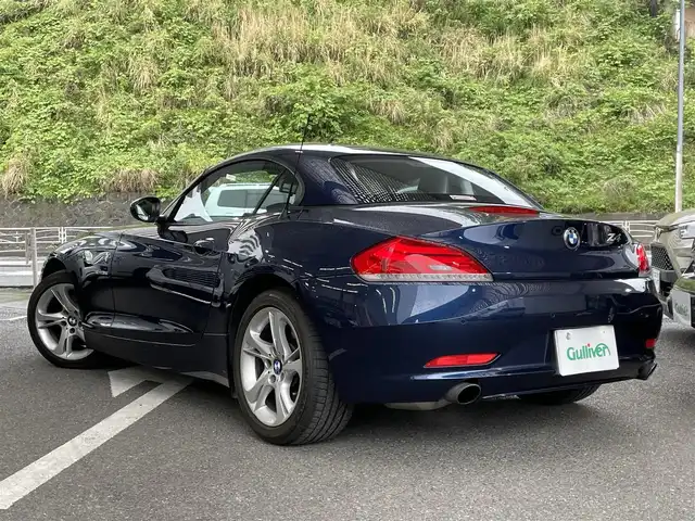 ＢＭＷ Ｚ４ sDrive35i 神奈川県 2010(平22)年 12.5万km ディープシーブルー 登録時走行距離124826km/純正ナビ/　【CD/DVD/ワンセグTV】/横滑り防止/レザーシート/シートヒーター/ビルトインETC/純正HIDライト/ヘッドライトレベライザー/スマートキー/プッシュスタート/純正アルミホイール 17インチ/リアプライバシーガラス/新車時整備手帳（保証書）/取扱説明書