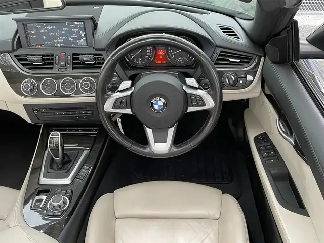 ＢＭＷ Ｚ４ sDrive35i 神奈川県 2010(平22)年 12.5万km ディープシーブルー 登録時走行距離124826km/純正ナビ/　【CD/DVD/ワンセグTV】/横滑り防止/レザーシート/シートヒーター/ビルトインETC/純正HIDライト/ヘッドライトレベライザー/スマートキー/プッシュスタート/純正アルミホイール 17インチ/リアプライバシーガラス/新車時整備手帳（保証書）/取扱説明書