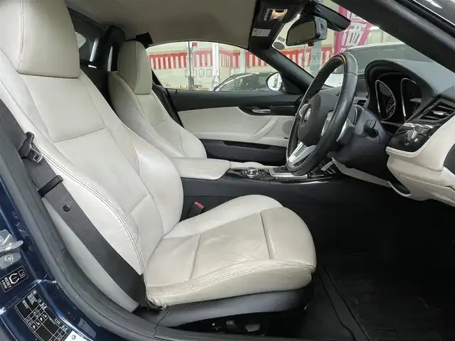 ＢＭＷ Ｚ４ sDrive35i 神奈川県 2010(平22)年 12.5万km ディープシーブルー 登録時走行距離124826km/純正ナビ/　【CD/DVD/ワンセグTV】/横滑り防止/レザーシート/シートヒーター/ビルトインETC/純正HIDライト/ヘッドライトレベライザー/スマートキー/プッシュスタート/純正アルミホイール 17インチ/リアプライバシーガラス/新車時整備手帳（保証書）/取扱説明書