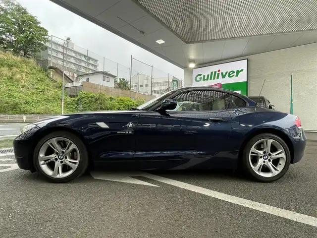ＢＭＷ Ｚ４ sDrive35i 神奈川県 2010(平22)年 12.5万km ディープシーブルー 登録時走行距離124826km/純正ナビ/　【CD/DVD/ワンセグTV】/横滑り防止/レザーシート/シートヒーター/ビルトインETC/純正HIDライト/ヘッドライトレベライザー/スマートキー/プッシュスタート/純正アルミホイール 17インチ/リアプライバシーガラス/新車時整備手帳（保証書）/取扱説明書