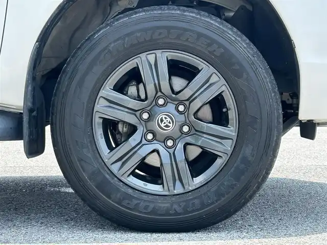 トヨタ ハイラックス Z 滋賀県 2021(令3)年 2.9万km スーパーホワイトⅡ ディーゼル/4WD(F4)/6速AT/7インチ社外ナビ【CN-RE07WD】/(FM/AM/CD/DVD/フルセグ/Bluetooth)/バックカメラ/ETC/ハードトノカバー/プリクラッシュブレーキアシスト	/レーンキープアシスト	/レーダークルーズコントロール/標識検知機能	/電動格納ミラー/アイドリングストップ/革巻きステアリング/ステアリングスイッチ/オートライト/LEDヘッドライト/フロントフォグ/フルオートエアコン/プッシュスタート/スマートキー/スペアキー/純正フロアマット