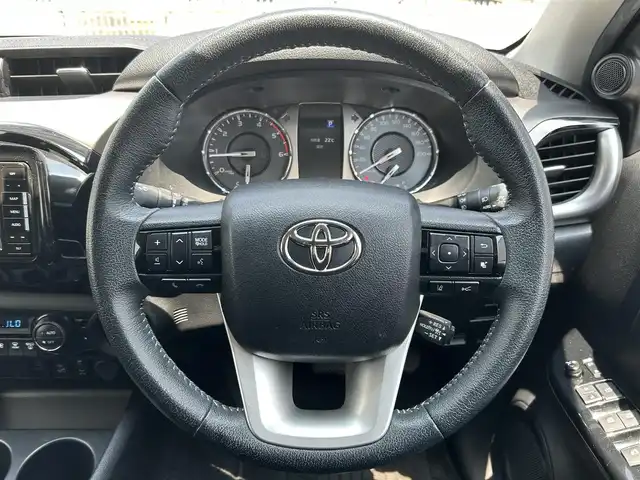 トヨタ ハイラックス Z 滋賀県 2021(令3)年 2.9万km スーパーホワイトⅡ ディーゼル/4WD(F4)/6速AT/7インチ社外ナビ【CN-RE07WD】/(FM/AM/CD/DVD/フルセグ/Bluetooth)/バックカメラ/ETC/ハードトノカバー/プリクラッシュブレーキアシスト	/レーンキープアシスト	/レーダークルーズコントロール/標識検知機能	/電動格納ミラー/アイドリングストップ/革巻きステアリング/ステアリングスイッチ/オートライト/LEDヘッドライト/フロントフォグ/フルオートエアコン/プッシュスタート/スマートキー/スペアキー/純正フロアマット