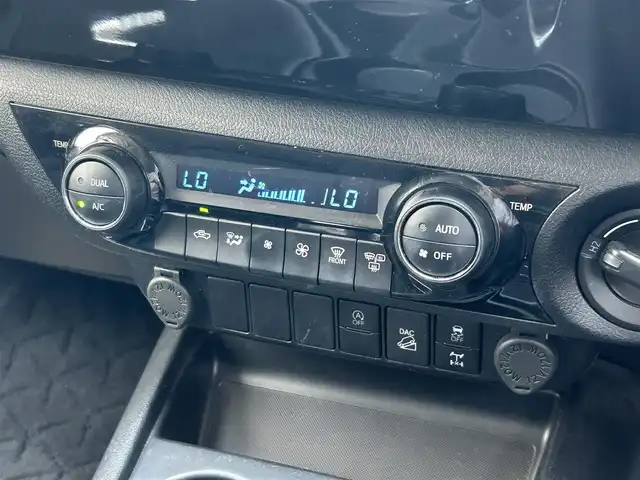 トヨタ ハイラックス Z 滋賀県 2021(令3)年 2.9万km スーパーホワイトⅡ ディーゼル/4WD(F4)/6速AT/7インチ社外ナビ【CN-RE07WD】/(FM/AM/CD/DVD/フルセグ/Bluetooth)/バックカメラ/ETC/ハードトノカバー/プリクラッシュブレーキアシスト	/レーンキープアシスト	/レーダークルーズコントロール/標識検知機能	/電動格納ミラー/アイドリングストップ/革巻きステアリング/ステアリングスイッチ/オートライト/LEDヘッドライト/フロントフォグ/フルオートエアコン/プッシュスタート/スマートキー/スペアキー/純正フロアマット