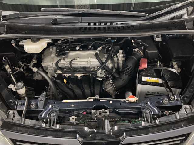 トヨタ ヴォクシー ZS 沖縄県 2015(平27)年 8.7万km ブラッキッシュアゲハガラスフレーク 禁煙車/社外ナビ/Bluetooth/フルセグTV/AM/FM/パワースライドドア/8人乗り/アイドリングストップ/ステアリングリモコン/マニュアルモード付オートマ/スマートキー/プッシュスタート/前席オートパワーウィンドウ/ＥＴＣ/サンシェード