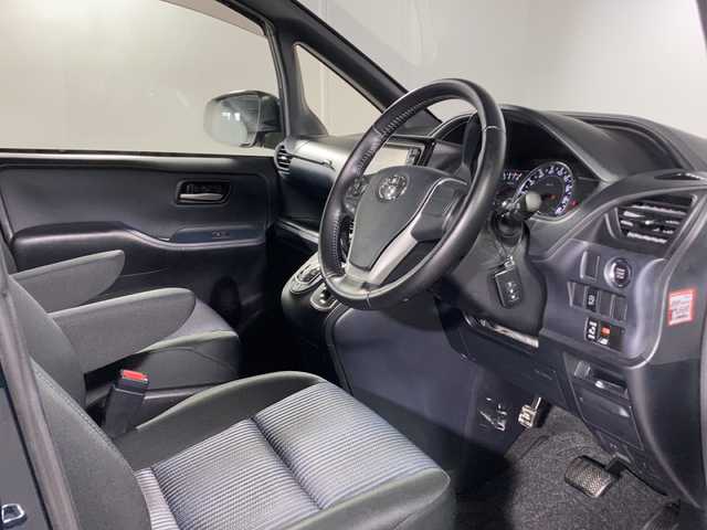 トヨタ ヴォクシー ZS 沖縄県 2015(平27)年 8.7万km ブラッキッシュアゲハガラスフレーク 禁煙車/社外ナビ/Bluetooth/フルセグTV/AM/FM/パワースライドドア/8人乗り/アイドリングストップ/ステアリングリモコン/マニュアルモード付オートマ/スマートキー/プッシュスタート/前席オートパワーウィンドウ/ＥＴＣ/サンシェード