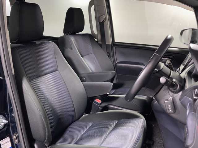 トヨタ ヴォクシー ZS 沖縄県 2015(平27)年 8.7万km ブラッキッシュアゲハガラスフレーク 禁煙車/社外ナビ/Bluetooth/フルセグTV/AM/FM/パワースライドドア/8人乗り/アイドリングストップ/ステアリングリモコン/マニュアルモード付オートマ/スマートキー/プッシュスタート/前席オートパワーウィンドウ/ＥＴＣ/サンシェード