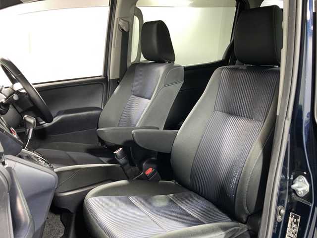 トヨタ ヴォクシー ZS 沖縄県 2015(平27)年 8.7万km ブラッキッシュアゲハガラスフレーク 禁煙車/社外ナビ/Bluetooth/フルセグTV/AM/FM/パワースライドドア/8人乗り/アイドリングストップ/ステアリングリモコン/マニュアルモード付オートマ/スマートキー/プッシュスタート/前席オートパワーウィンドウ/ＥＴＣ/サンシェード