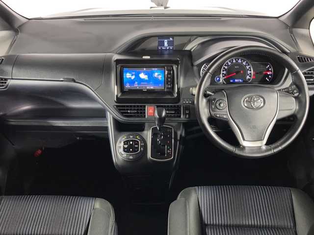 トヨタ ヴォクシー ZS 沖縄県 2015(平27)年 8.7万km ブラッキッシュアゲハガラスフレーク 禁煙車/社外ナビ/Bluetooth/フルセグTV/AM/FM/パワースライドドア/8人乗り/アイドリングストップ/ステアリングリモコン/マニュアルモード付オートマ/スマートキー/プッシュスタート/前席オートパワーウィンドウ/ＥＴＣ/サンシェード