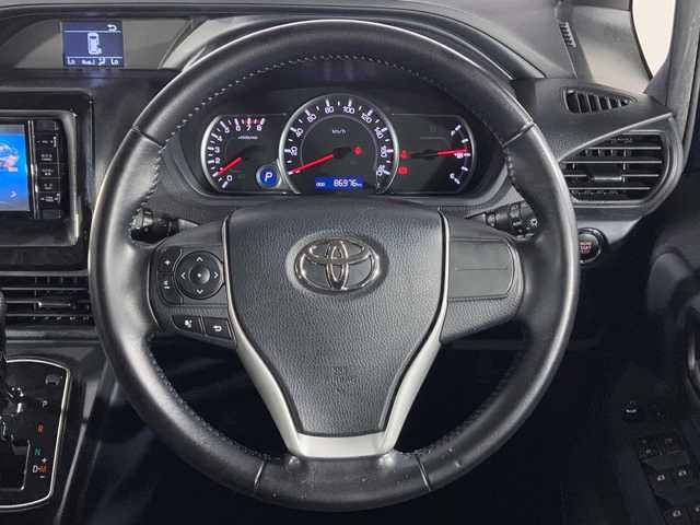 トヨタ ヴォクシー ZS 沖縄県 2015(平27)年 8.7万km ブラッキッシュアゲハガラスフレーク 禁煙車/社外ナビ/Bluetooth/フルセグTV/AM/FM/パワースライドドア/8人乗り/アイドリングストップ/ステアリングリモコン/マニュアルモード付オートマ/スマートキー/プッシュスタート/前席オートパワーウィンドウ/ＥＴＣ/サンシェード