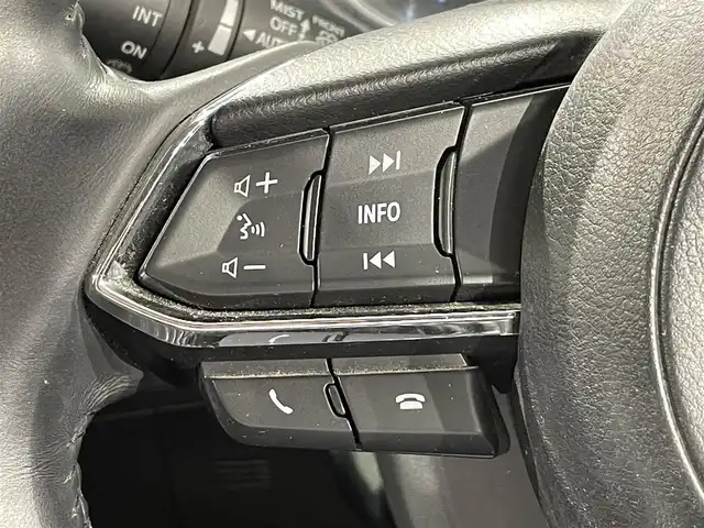 マツダ ＣＸ－５ 20S プロアクティブ 愛知県 2017(平29)年 7万km スノーフレイクホワイトパールマイカ 純正８インチナビ　/（Bluetooth/フルセグTV/AUX/CD・DVD)/ＢＯＳＥサウンド　/ＣＤ／ＤＶＤ再生　/レーダークルーズコントロール　/衝突軽減ブレーキ　　/ＥＴＣ　/ＬＥＤヘッドライト　/シートヒーター　/ステアリングヒーター　/ブラインドスポットモニター/車線逸脱警報/コーナーセンサー/メモリ付D席パワーシート/電動パーキングブレーキ/アイドリングストップ/バックドアサンシェード/プッシュスタート/　　-スマートキー