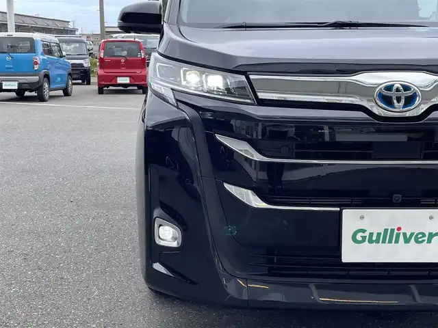 トヨタ ノア ハイブリッド Z 青森県 2023(令5)年 3.1万km アティチュードブラックマイカ ４WD/純正ディスプレイオーディオ/TV/CD/DVD/BT/ETC2.0/ドライブレコーダー/純正エンジンスターター/シートヒーター/アラウンドビューモニター/バックカメラ/バックドアオープンスイッチ/トヨタセーフティセンス/クルーズコントロール（追従有）/前席シートヒーター/オートライト/ハイビームアシスト/１６インチ純正ホイール/純正フロアマット
