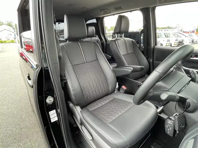 トヨタ ノア ハイブリッド Z 青森県 2023(令5)年 3.1万km アティチュードブラックマイカ ４WD/純正ディスプレイオーディオ/TV/CD/DVD/BT/ETC2.0/ドライブレコーダー/純正エンジンスターター/シートヒーター/アラウンドビューモニター/バックカメラ/バックドアオープンスイッチ/トヨタセーフティセンス/クルーズコントロール（追従有）/前席シートヒーター/オートライト/ハイビームアシスト/１６インチ純正ホイール/純正フロアマット
