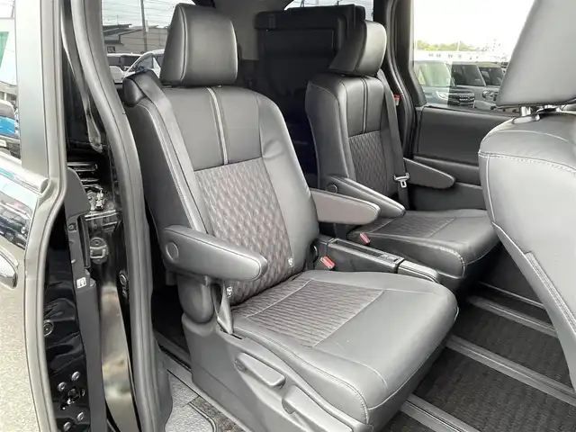 トヨタ ノア ハイブリッド Z 青森県 2023(令5)年 3.1万km アティチュードブラックマイカ ４WD/純正ディスプレイオーディオ/TV/CD/DVD/BT/ETC2.0/ドライブレコーダー/純正エンジンスターター/シートヒーター/アラウンドビューモニター/バックカメラ/バックドアオープンスイッチ/トヨタセーフティセンス/クルーズコントロール（追従有）/前席シートヒーター/オートライト/ハイビームアシスト/１６インチ純正ホイール/純正フロアマット