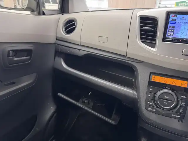 スズキ ワゴンＲ FX 三重県 2014(平26)年 5.8万km パールホワイト ガソリン/FF/インパネCVT/純正 7インチナビ CN-RZ72/（FM/AM/SD/iPod/TV/USB/Bluetooth/MEMORY MUSIC/CD/DVD/HDMI/VTR）/安全/・運転席・助手席エアバッグ/・ヒルホールドコントロール（坂道発進アシスト）/・セキュリティアラームシステム/・衝突安全ボディ/装備/・オートエアコン/・電波式キーレスエントリー/・電動格納式リモコンドアミラー/・アクセサリーソケット（DC12V）/・助手席シートアンダーボックス/・ベンチシート/・左右リヤシートスライド/・リヤワイパー/・純正ホイールキャップ＆14インチスチールホイール/・リモコンキーx1、スペアメカキーx1/など