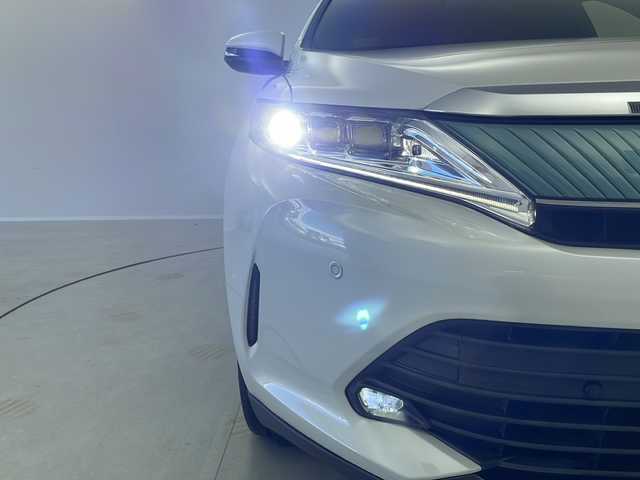 トヨタ ハリアー プレミアム 茨城県 2018(平30)年 4.9万km ホワイトパールクリスタルシャイン 純正９型ナビ　バックモニター　フルセグＴＶ　衝突軽減ブレーキ　ＬＥＤライト　電動リアゲート　ＥＴＣ　追従クルコン　パワーシート　クリアランスソナー　横滑り防止装置　純正アルミ　ドライブレコーダー