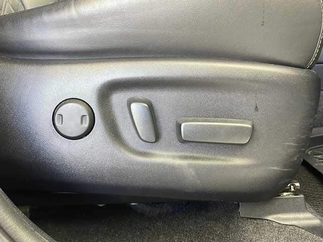 トヨタ ハリアー プレミアム 茨城県 2018(平30)年 4.9万km ホワイトパールクリスタルシャイン 純正９型ナビ　バックモニター　フルセグＴＶ　衝突軽減ブレーキ　ＬＥＤライト　電動リアゲート　ＥＴＣ　追従クルコン　パワーシート　クリアランスソナー　横滑り防止装置　純正アルミ　ドライブレコーダー