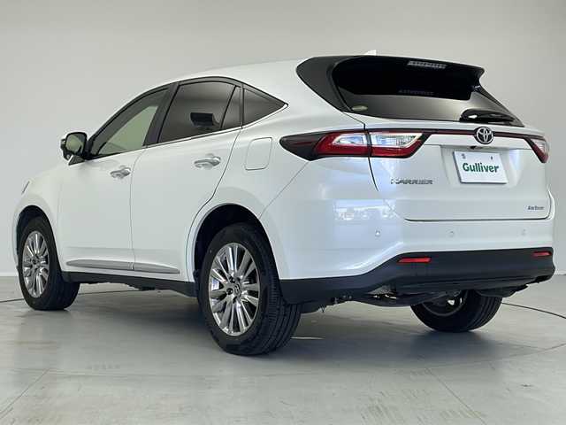 トヨタ ハリアー プレミアム 茨城県 2018(平30)年 4.9万km ホワイトパールクリスタルシャイン 純正９型ナビ　バックモニター　フルセグＴＶ　衝突軽減ブレーキ　ＬＥＤライト　電動リアゲート　ＥＴＣ　追従クルコン　パワーシート　クリアランスソナー　横滑り防止装置　純正アルミ　ドライブレコーダー