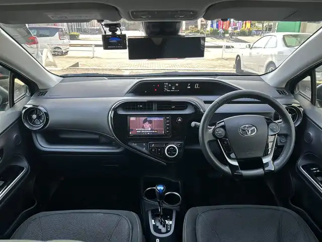 トヨタ アクア G 東京都 2020(令2)年 1万km クリアエメラルドパールクリスタルシャイン 純正ナビ（NSCN-W68）/・Bluetooth/TV/CD/DVD/SD/ドライブレコーダー（DC-DR652）/クルーズコントロース/レーンアシスト/横滑り防止装置/盗難防止装置/衝突被害軽減システム/オートライト/オートハイビーム/コーナーセンサー/全周囲カメラ/オプションカラー（クリアエメラルドパールクリスタルシャイン）/電動格納ミラー/取扱説明書