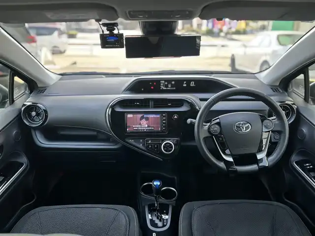 トヨタ アクア G 東京都 2020(令2)年 1万km クリアエメラルドパールクリスタルシャイン 純正ナビ（NSCN-W68）/・Bluetooth/TV/CD/DVD/SD/ドライブレコーダー（DC-DR652）/クルーズコントロース/レーンアシスト/横滑り防止装置/盗難防止装置/衝突被害軽減システム/オートライト/オートハイビーム/コーナーセンサー/全周囲カメラ/オプションカラー（クリアエメラルドパールクリスタルシャイン）/電動格納ミラー/取扱説明書