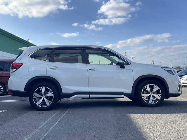 スバル フォレスター ハイブリッド アドバンス 徳島県 2020(令2)年 6.8万km クリスタルホワイトP 社外メモリナビ/（CD/USB/BT/フルセグ/ラジオ）/バックカメラ/追従式クルーズコントロール/ブラインドスポットモニター/パドルシフト/アイサイト/純正18インチAW/自動パーキングブレーキ/純正ドアバイザー/ステアリングヒーター/前席シートヒーター/前席パワーシート/ドライブレコーダー