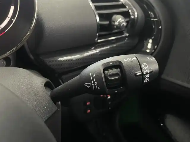 ＭＩＮＩ ＢＭＷ ミニ クラブマン クーパーD クラシックトリム 兵庫県 2023(令5)年 2.9万km 黒Ⅱ 純正17インチAW/純正ナビ/バックカメラ/ETC/ユニオンジャックテールランプ/マルチ・ディスプレイ・メーター・パネル/コーナーセンサー/ドライビングアシスト