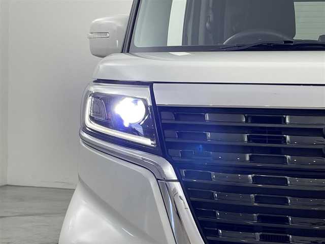 スズキ スペーシア カスタム HYBRID XS 福岡県 2018(平30)年 2.7万km ピュアホワイトP 社外８型ナビ（ＢＴ，フルセグＴＶ）　/バックカメラ　/ヘッドレストモニター　/ＥＴＣ　/コーナーセンサー　/衝突被害軽減ブレーキ　/レーンキープ　/アイドリングストップ　/両側電動スライドドア　/シートヒーター　/ＬＥＤ